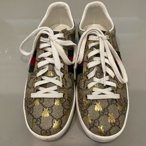 Gucci Sneakers size 8. Only dirt on the soles. No wear to the shoes.